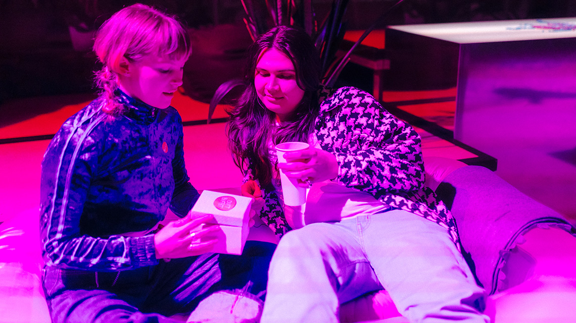 Kostenloses Kulturangebot: BUZZING around für neurodivergente, blinde und sehbehinderte Menschen hosted by Elena Lach & Ema Benčíková